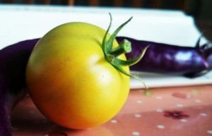 阳台上的番茄，勾起了我夏日最美好的记忆。